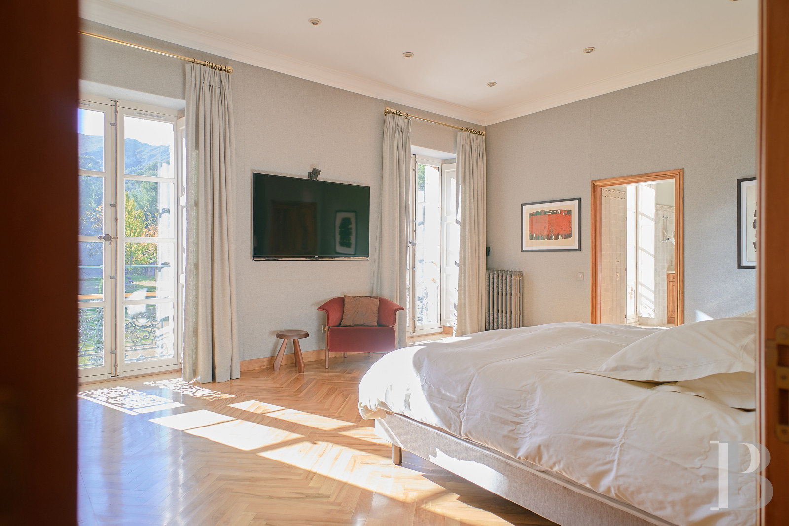 À Marseille, en lisière de la ville et tournée vers les calanques, une demeure patricienne dans son parc de sept hectares - photo  n°23